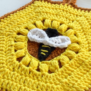 Double layered crochet honeybee hot pad PDF PATTERN | (Potholder) | Digital file