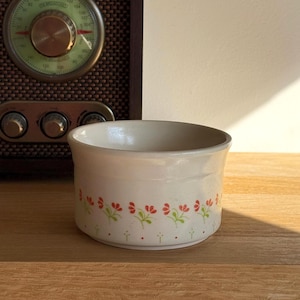 Klein Biltons England ramekin - Vintage aardewerk met rood bloemenpatroon in cottagecore-stijl - Engels servies uit de jaren 70 - Landelijke stijl