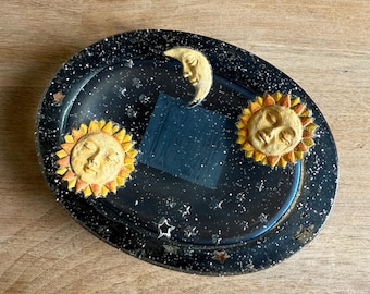Hemels zeepbakje of sieradenbakje uit de jaren 90 - gemaakt van hars - diep glanzend blauw - zon, maan en sterren - vintage Whimsigoth
