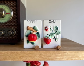 Juego de salero y pimentero de cerámica vintage - Japón - Diseño de frutas en relieve de manzana y fresa - Estilo retro Barbotine - Vajilla estilo cottagecore de los años 70