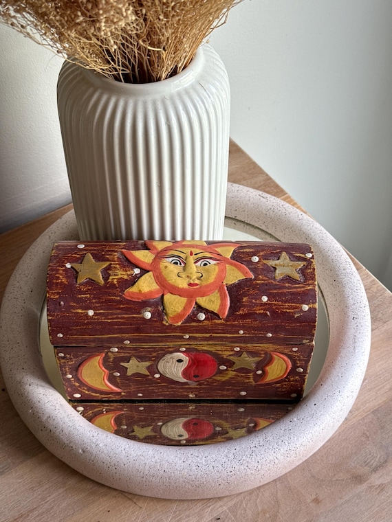 Boîte à bijoux vintage en bois sculpté - Coffret à trésors céleste Soleil et Lune - Décoration bohème mystique ésotérique rétro années 90