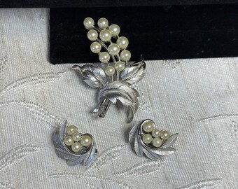 Vintage Crown Trifari Brooch and Earring demi-parure Set. Faux Pearls w/ Leaves