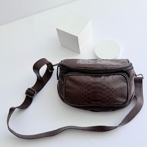 Bolso bandolera informal de piel de pitón exótica.