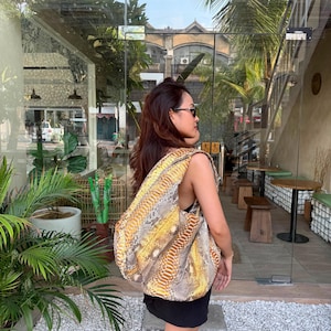 Bolso hobo en piel de pitón exótica multicolor.
