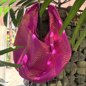Sac hobo fuchsia vif en cuir de python exotique teinté or