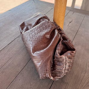 Exklusive Clutch aus exotischem Leder, handgefertigt in Kastanienbraun