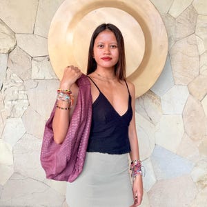 Bolsa Hobo em couro de píton exótico na cor bordô fosco.