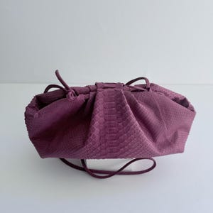 Exclusivo bolso de mano color burdeos de piel exótica hecho a mano