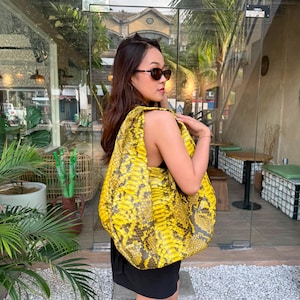 Bolso hobo de piel de pitón amarilla mate.