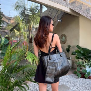 Giant Tote in Glossy Black Color Python only