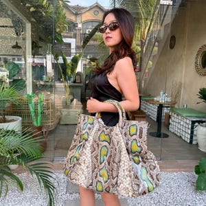 Bolso estilo hobo exótico en piel de pitón multicolor.