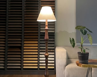 Pied de lampe à tige en bois massif The Heritage, barreaux espresso tournés, lumière en bois