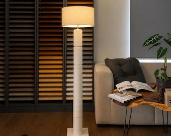 La lámpara de pie Ivory Pillar, moderna y segmentada, con pantalla, minimalista, ideal para la decoración de salas de estar de estilo Japandi. Lámpara blanca escultural.