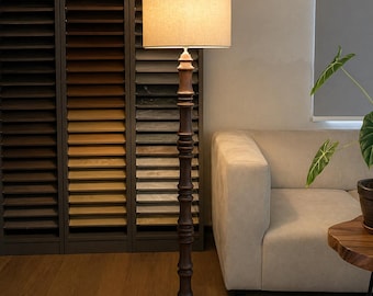 Lámpara de pie antigua de madera con pantalla, estilo rústico de granja, madera torneada vintage, decoración de estilo Dark Academia.