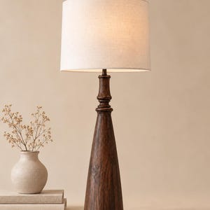 Lámpara de mesa alta de madera con pantalla, estilo rústico, con forma de aguja, lámpara de noche cónica, conjunto de dormitorio Japandi, madera torneada de estilo transicional.
