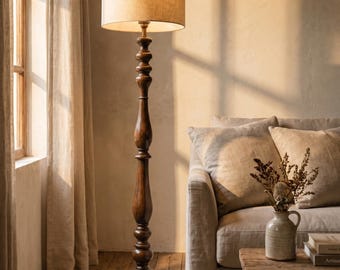 Lámpara de pie clásica Timeless Spindle de madera torneada con pantalla, estilo campestre francés vintage, acabado en nogal macizo.