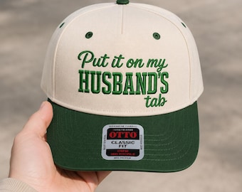 Design de bordado "Coloque na aba do meu marido", chapéu engraçado para esposa, humor de casamento, arquivo PES DST para bordado à máquina