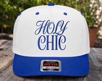 Design de bordado Holy Chic, citação cristã para chapéu, arquivo de bordado para boné com tema de fé, download digital moderno em formato PES DST para decoração religiosa.