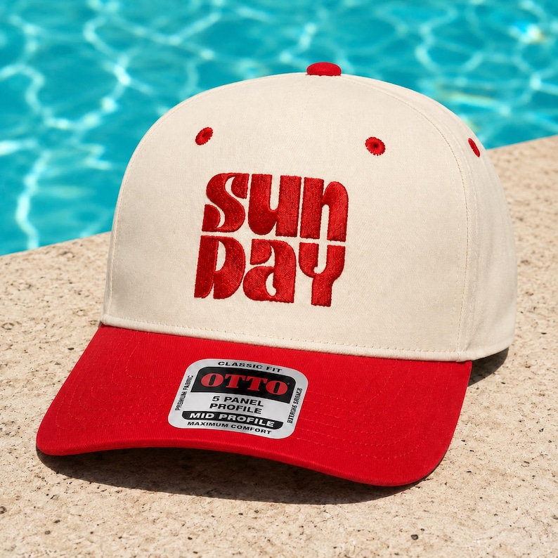 Pode incluir: Um bon&eacute; de beisebol de cinco pain&eacute;is com coroa na cor creme e aba vermelha. A frente apresenta um texto bordado em vermelho que diz SUN DAY. Um adesivo retangular na aba exibe a marca OTTO, 5 PANEL PROFILE e MID PROFILE.