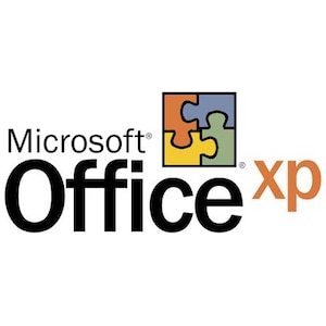 Può includere: Il logo di Microsoft Office XP presenta la parola "Office" in grassetto nero, con "Microsoft" sopra in un carattere più piccolo, in nero. La "xp" è arancione. Un design a puzzle quadrato si trova nell'angolo in alto a destra.
