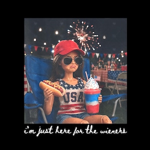 Op de afbeelding: Een pop met een rode honkbalpet, zonnebril en een hemdje met de tekst USA, zittend in een blauwe klapstoel. De pop houdt een hotdog en een rood-wit-blauwe slush-drank vast. De tekst "i'm just here for the wieners" staat eronder.