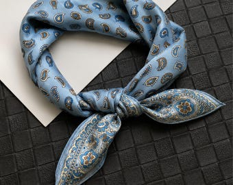 Lichtblauwe zijden sjaal van keperstof, paisley-bandana, handgerolde randen, ouderwetse stijl