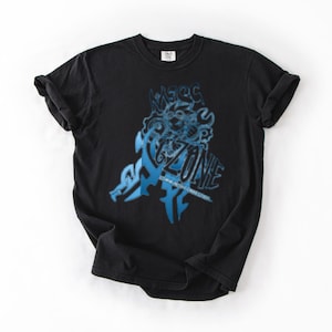 Puede incluir: Camiseta negra con un diseño gráfico azul que incluye la palabra "ZONE". El gráfico tiene un aspecto estilizado y artístico. La camiseta está hecha de un material suave y tiene las mangas enrolladas.