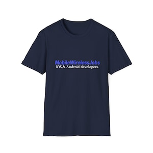 Peut inclure: T-shirt bleu marine avec l'inscription bleue "MobileWirelessJobs" et les mots "iOS & Android developers." Le t-shirt est de style col rond.
