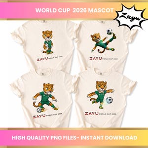 Puede incluir: Cuatro camisetas color crema con una mascota de jaguar de dibujos animados con atuendo de f&uacute;tbol verde. El jaguar se representa con un bal&oacute;n de f&uacute;tbol en varias poses. El texto "ZAYU WORLD CUP 2026" est&aacute; impreso en cada camiseta.