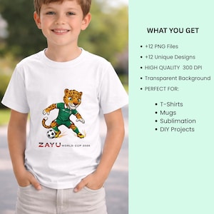 Puede incluir: Una camiseta blanca con un jaguar de dibujos animados con uniforme de f&uacute;tbol verde pateando un bal&oacute;n de f&uacute;tbol. El texto "ZAYU WORLD CUP 2026" est&aacute; debajo. La imagen tambi&eacute;n incluye texto sobre archivos PNG, dise&ntilde;os &uacute;nicos y proyectos de bricolaje.