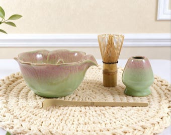 Juego de cuenco para matcha hecho a mano con flores en degradado rosa y verde, chawan de cerámica con forma de pétalo, batidor y cuchara de bambú, set de regalo para la ceremonia del té japonesa.
