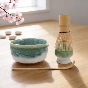 Ceramic Matcha Bowl Set, Green Ombre Chawan with Crystalline Glaze and Pour Spout, Handmade Japanese Tea Bowl for Cozy Tea Moments