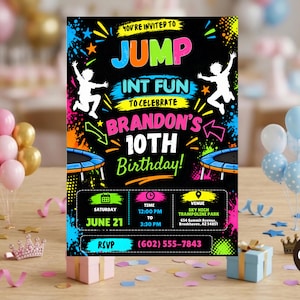 Puede incluir: Una tarjeta de invitación de cumpleaños negra con salpicaduras de pintura de colores neón, con el texto JUMP INTO FUN TO CELEBRATE BRANDON'S 10TH BIRTHDAY. El diseño incluye siluetas de niños saltando en trampolines, detalles del evento y un número de teléfono.