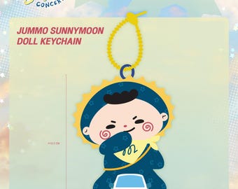 May include: A Jummo Sunnymoon doll keychain featuring a cartoon character in a dark blue star-patterned outfit with a yellow sun-shaped border, a yellow neck scarf, and a small blue car graphic, measuring 15.5 cm with a yellow plastic loop.
