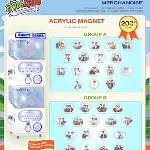 Könnte beinhalten: Werbung für offizielle GMMTV-Merchandise-Artikel mit Acrylmagneten mit 34 Designs. Das Bild enthält einen Automaten im Kaugummi-Automaten-Stil und Text auf Thailändisch und Englisch. Die Magnete kosten jeweils 200 Baht.