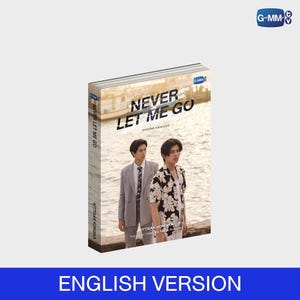 以下が含まれることがあります： Never Let Me Go, Second Printingというタイトルのペーパーバック本。表紙には水辺に立つ二人の人物が描かれている。一人はネクタイをしたグレーのスーツを着ており、もう一人は黒と白の花柄のシャツを着ている。GMMTVのロゴが表示されている。