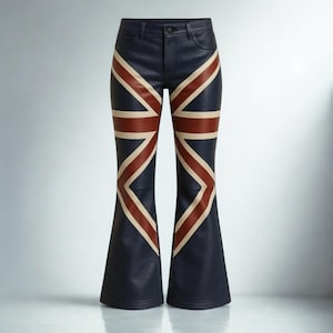 Puede incluir: Pantalones acampanados azul marino con diseño de la Union Jack. Los pantalones tienen cintura alta y pernera acampanada. El diseño de la Union Jack es en rojo, blanco y beige. Los pantalones son de material similar al cuero.