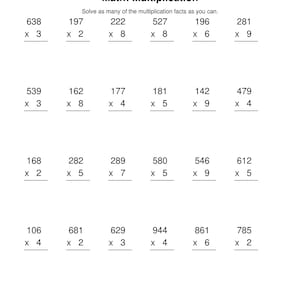 Op de afbeelding: Een wit wiskundewerkblad getiteld Math: Multiplication met lijnen voor naam en datum. Het bevat vier rijen van zes vermenigvuldigingssommen, elk met een getal van drie cijfers vermenigvuldigd met een enkel cijfer, en een scoreveld onderaan.