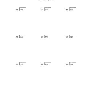 以下が含まれることがあります： 「3-Digit by 2-Digit Division (1)」というタイトルの白い学習用ワークシート。名前と日付を記入する空欄があります。3桁の数字を2桁の数字で割る計算問題が9問、3行にわたって配置されており、それぞれの商を求める形式になっています。