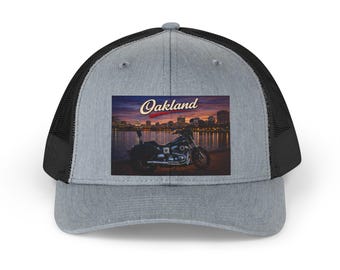 Gorra de camionero con diseño de motocicleta y atardecer en Oakland / Retro City Skyline Lake Merit