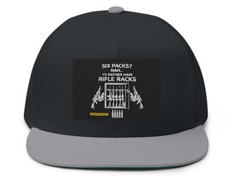 ¿Six Packs? No... Gorra plana Riffle Racks / Ilustración de rifle bordada