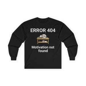 Peut inclure: T-shirt noir à manches longues avec le texte "ERROR 404" et "Motivation not found" en blanc. Un robot de dessin animé est affalé sur une petite table. Le t-shirt est fait d'une matière douce et confortable.