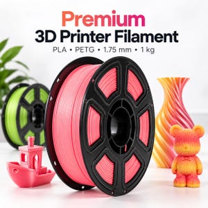Pode incluir: Uma bobina de filamento rosa para impressora 3D num carretel de plástico preto, rotulada Premium 3D Printer Filament, PLA, PETG, 1,75 mm, 1 kg. Ao lado há um barco rosa, uma bobina verde, um vaso em espiral e um urso amarelo-alaranjado.