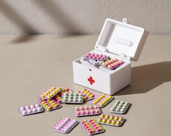 Miniature Dollhouse Medicine Blister Pack, Realistic Resin Tiny Pill Model for 1:12 Scale Pharmacy Diorama, Medical Professional Gift Idea