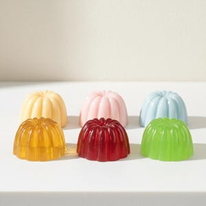 2-set miniatyrgeléformar i harts, färgglada kawaii-cabochoner i form av Bundt-kakor för gör-det-själv-smyckestillverkning, hårspännen, tillbehör för tillverkare