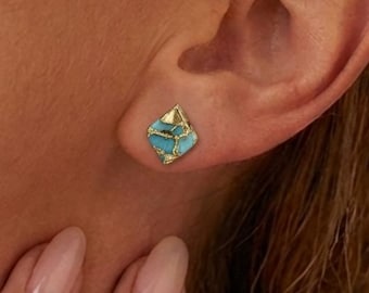 Aretes de turquesa rómbicos chapados en oro de 18 quilates, joyería geométrica con piedras preciosas.
