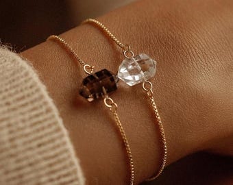 Pulsera ajustable con dije de cuarzo ahumado y cristal blanco natural chapada en oro de 18 quilates.