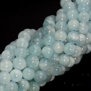 Peut inclure: Un brin de perles d'aigue-marine bleu clair. Les perles sont rondes et lisses, et elles ont une apparence translucide.