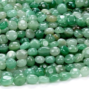 Puede incluir: Una hebra de cuentas de piedra preciosa de aventurina verde lisa. Las cuentas son de forma ovalada y tienen un acabado pulido.