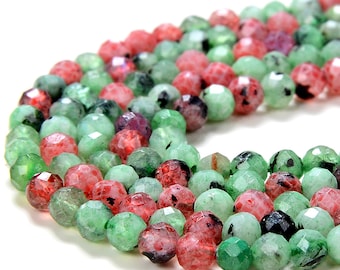 Peut inclure: Un brin de perles de pierres précieuses facettées dans des tons de vert et de rose. Les perles sont rondes et ont une forme légèrement irrégulière.